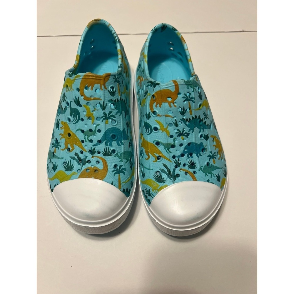 Boys size 11/12 shoes (s-145)